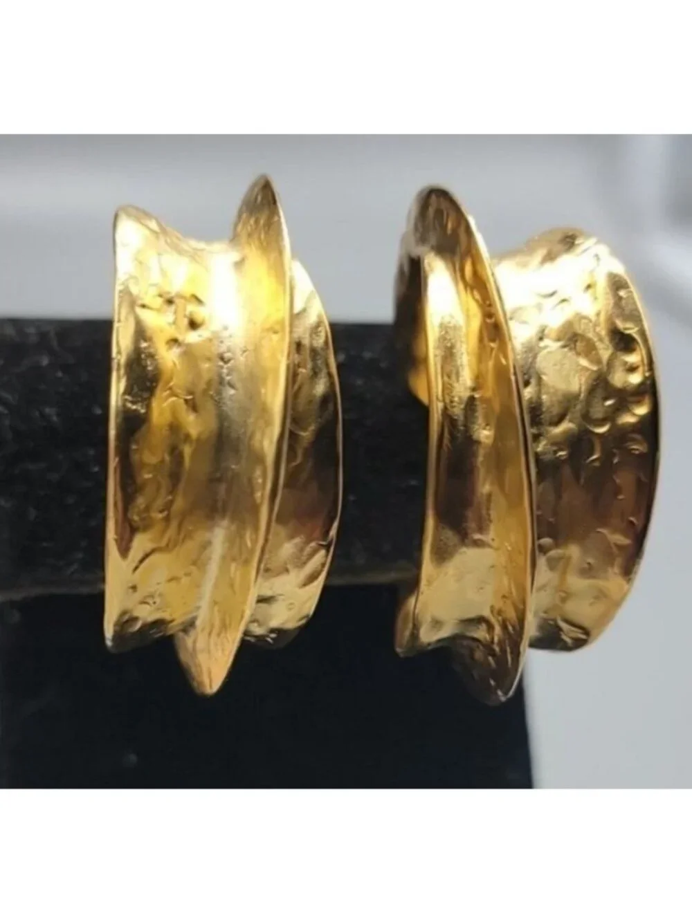 Kenneth Jay Lane Sculptured Brushed Gold Plated Hoop Clip-on Earrings KJL VTG - Picture 3 of 16